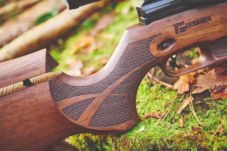 Reximex Pretensis air rifle in Walnut in .177